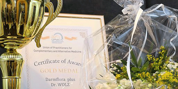 Pokal, Blumen und Urkunde für Darmflora plus